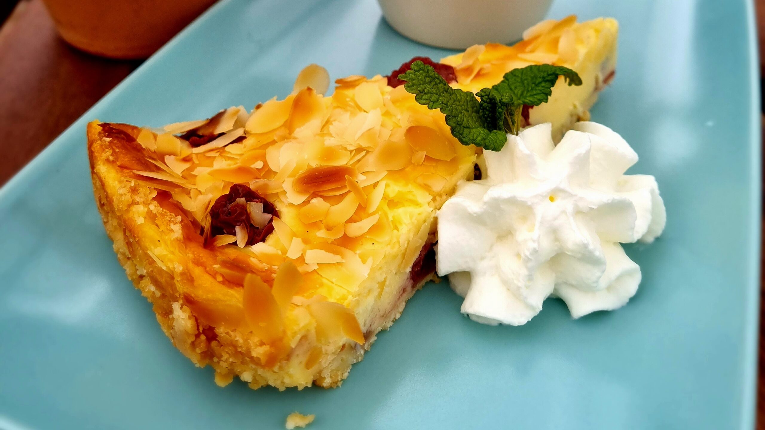 Stück Kuchen mit Sahne